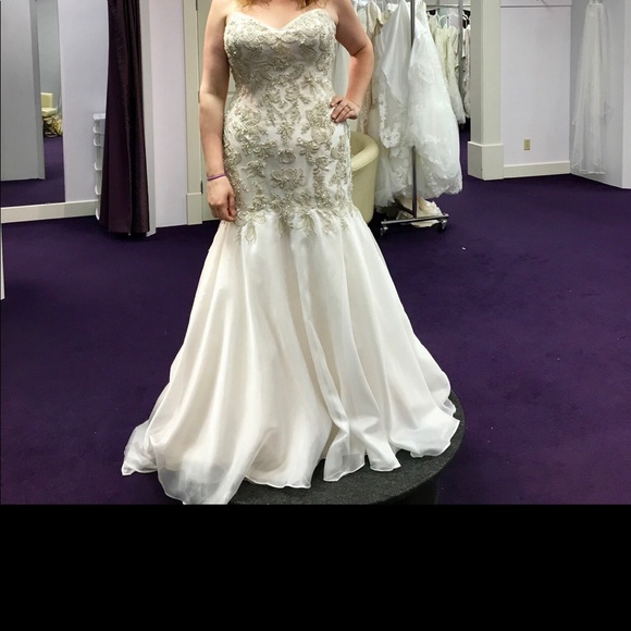 Wedding dress - Picture 1 of 1